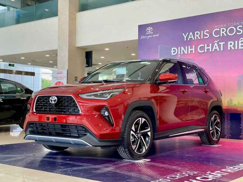 Toyota Yaris Cross 2026 màu trắng trong khung cảnh đô thị
