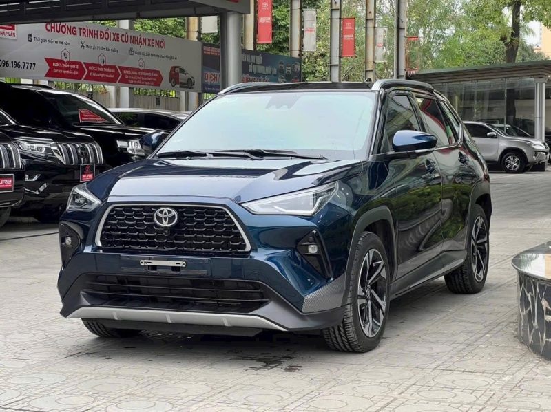 Toyota Yaris Cross HEV màu xanh đậm