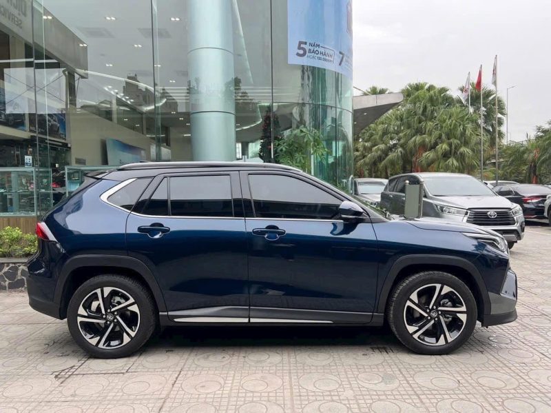Yaris Cross nhin tu ben hong