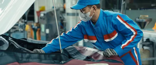 Kỹ thuật viên làm việc tại khoang động cơ Toyota